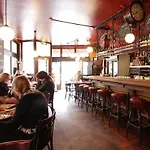 Corner House Отель *