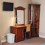 Corner House Hotel *