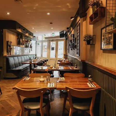 Corner House Hotel *