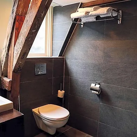 Corner House Hotel *