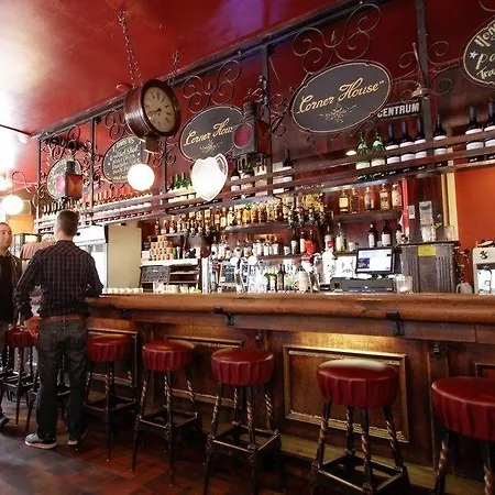 Corner House Hotel *