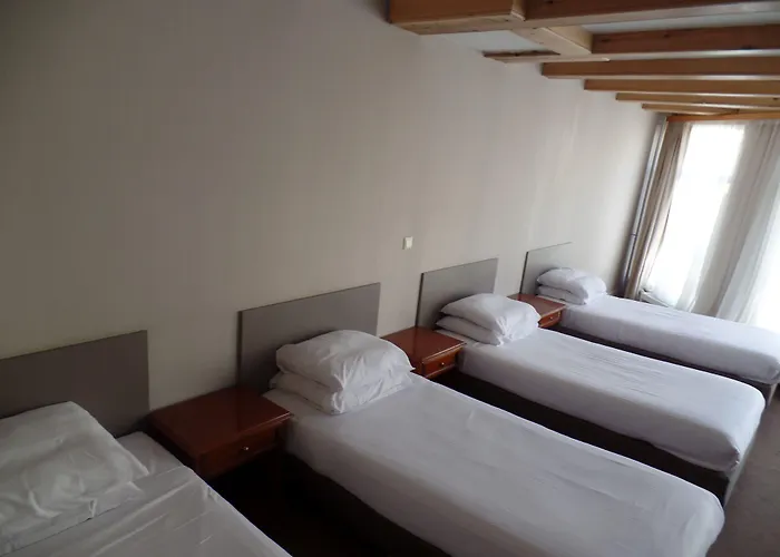 Corner House Hotel *