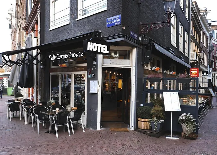 Corner House Hotel *