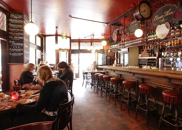 Corner House Hotel *