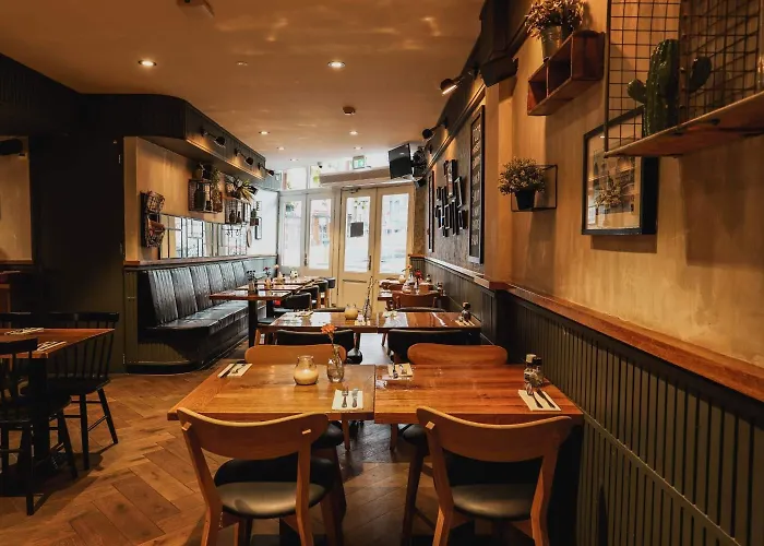 Corner House Hotel *